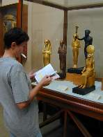 Ricky bewundert einige gyptische Gtter