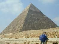 Christian und Ricky, im Hintergrund die Chephren-Pyramide