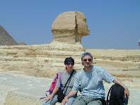Ricky und Christian lassen sich vor der Sphinx fotographieren