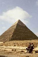Paty und Ricky posieren vor der Chephren Pyramide