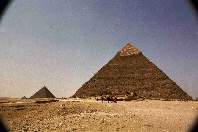 Chephren-Pyramide; im Hintergrund die Pyramide des Mykerinos