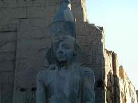 Kolosasalstatue von Ramses II (stehend)