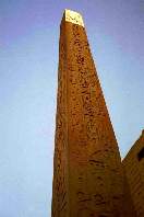 der andere steht seit 1836 auf der Place de la Concorde in Paris