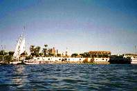 Blick auf den Luxor-Tempel vom Nil aus